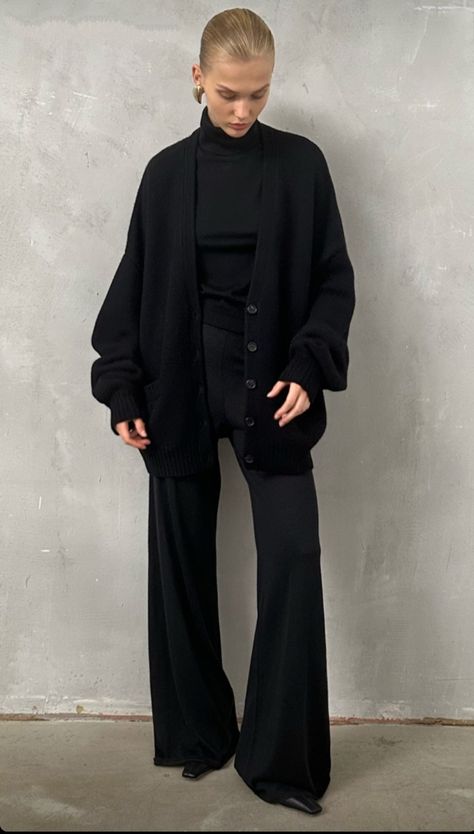 Black Open Front Cardigan Outfit, Long Black Cardigan Outfit Aesthetic, Black Cardigan Outfit Hijab, Long Cardigan Outfit Hijab, Black Trousers Outfit Winter, Black Long Cardigan Outfit, Black Cardigan Outfit Aesthetic, Long Black Cardigan Outfit, Trousers Outfit Winter