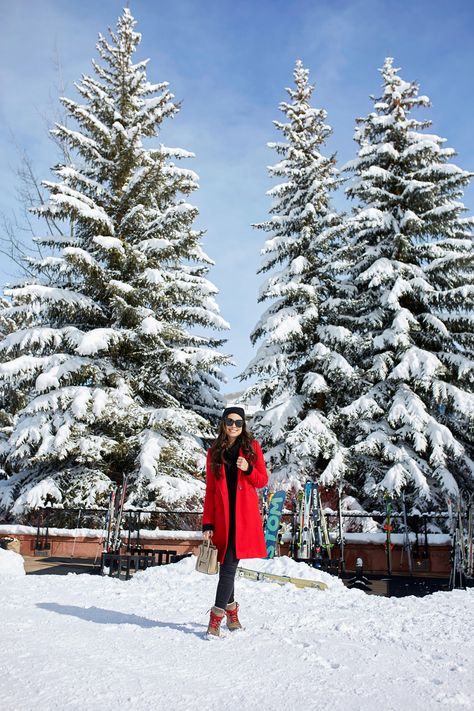 Apres Ski at Ajax Tavern, Aspen. Manali Outfit Ideas Women, Manali Photoshoot, Manali Outfits, Kashmir Poses, Kashmir Pictures, Kashmir Outfits, Outfits For Snow, Kashmir Dress, Kashmir Outfit Ideas