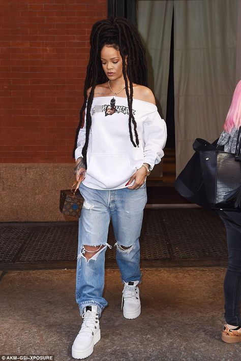 Stunning: She looked gorgeous as always Rihanna Outfits, Rihanna Looks, Rihanna Style, Rihanna Fenty, Looks Street Style, Faux Locs, Fashion Killa, Box Braids, Moda Fashion