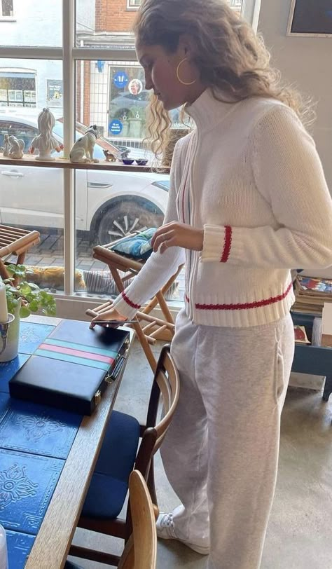 All White Outfit Casual, White Outfit Casual, Cafe Outfit, Outfit Casual Chic, Outfit Ideas Vintage, Gucci Outfit, Going Out Outfit, Outfit Matching, Zip Up Cardigan