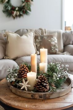 Christmas Small House Decor, Seasonal Table Decor, Christmas Deco Living Room, Christmas Decor For Living Room Table, Christmas Living Room Inspiration, Xmas Outside Decorations, Christmas Bedside Table Decor, Christmas Decor With Candles, Christmas Decoration For Table