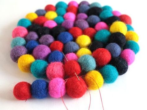 DIY Cozy Felt Ball Rugs for Your Home! - Glaciart One Felt Ball Crafts, Diy Wool Felt, Felt Ball Rug, Diy Wool, Play Sets, Wool Dryer Balls, Wool Balls, Felt Ball, Kids Play