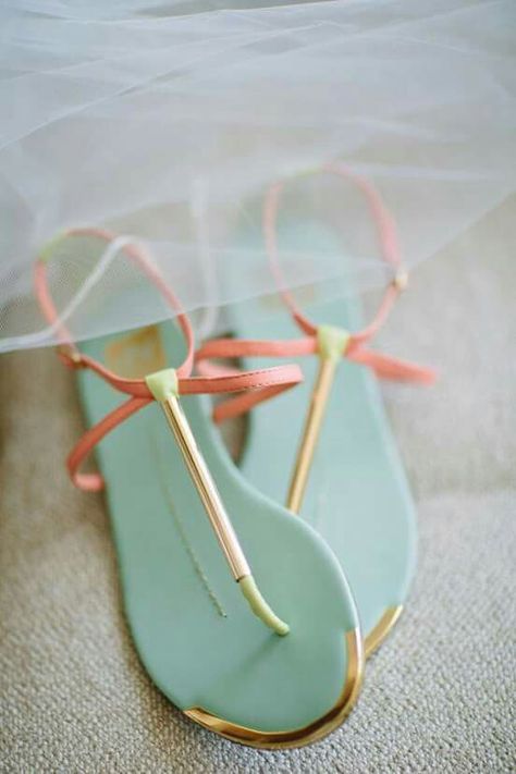 Love! Coral Sandals, Wedding Shoes Flats, Cute Flats, Girly Shoes, Wedding Sandals, Cute Sandals, Carrie Bradshaw, On The Ground, Pretty Shoes