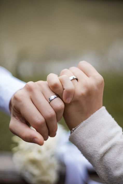 Couple Ring Poses Hands, Wedding Ring Photoshoot, Engagement Rings Couple Hands Aesthetic, Wedding Ring Hand Photos, Couple Ring Photography Hands, Pap Cincin Tunangan Aesthetic, Engagement Ring Photoshoot, Engagement Portraits Poses, Ring Photoshoot