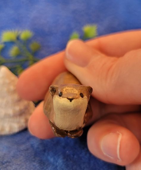 Brown Clay Crafts, Clay Otter Diy, Otter Polymer Clay, Otter Pottery, Light Clay Ideas, Otter Clay, Clay Otter, Otter Ceramic, Otters Holding Hands