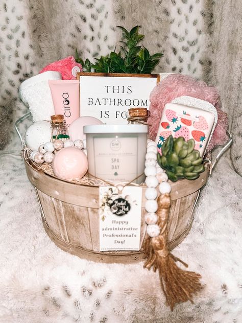 Customised Birthday Gifts, Birthday Basket, Moms Birthday, Spa Gift Basket, Gift Luxury, Spa Gift Box, Cute Presents, Basket Gift, Christmas Baskets