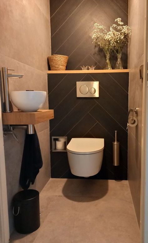 Zwarte visgraat tegels op achterwand toilet, grijze vloer en houten accessoires Office Toilet Design Small Spaces, Small Toilet Ideas, Small Toilet Room Ideas, Inspiration Wc, Toilet Renovation, Wc Inspiration, Toilet Design Modern, Small Toilet Design, Wc Decoration