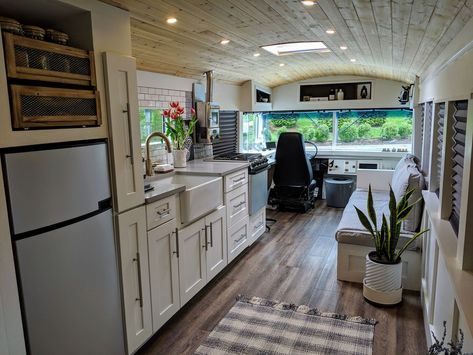 Converted school bus camper is a cozy tiny home on wheels - Curbed Bus Remodel, School Bus Tiny House, School Bus Camper, School Bus House, Converted School Bus, Converted Bus, Old School Bus, Bus Living, School Bus Conversion