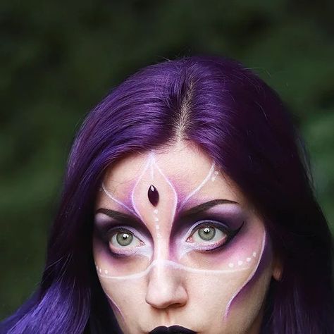 Purple Costume Makeup, Purple Halloween Makeup Ideas, Purple Elf Makeup, Simple Alien Makeup, Purple Alien Makeup, Purple Halloween Makeup, Purple Witch Makeup, Alien Makeup Looks, Purple Makeup Ideas