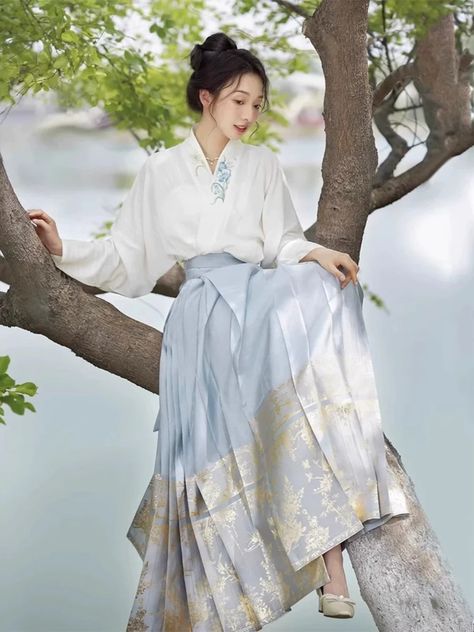 Traditional Chinese Hanfu Shirt and Floral Horse-Face Skirt 2-Piece Se – IDREAMMART Qipao Vintage, Hanfu Skirt, Traditional Chinese Hanfu, Chinese Traditional Dress, Modern Hanfu, Chinese Style Dress, Costume Fashion, Horse Face, Chinese Ancient