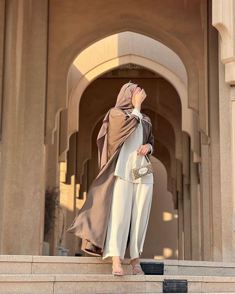 Abaya Shoot Ideas, Hijab Model Photography, Abaya Photoshoot Ideas, Abaya Poses, Hijab Dps, Photoshoot Jewelry, Hijab Turban Style, Moroccan Kaftan Dress, Islamic Fashion Dresses