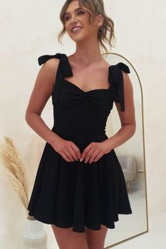 Dresses Semi Formal For Teens, Hoco Dress Flowery, Black Dresses Semi Formal, Black Dress Banquet, Cute Black Formal Dresses, Casual But Fancy Dresses, Simple Semi Formal Dresses, Outfit Ideas For A Party Casual, Senior Portrait Dresses