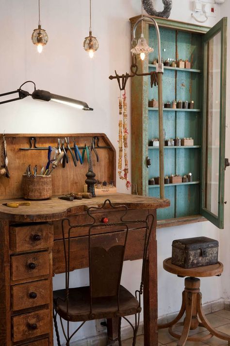 Silversmith Studio Ideas, Jewelry Studio Space, Jewelry Studio Organization, Jewellers Bench, Casa Vintage, Creative Workspace, Workspace Inspiration, Craft Room Office, Jewelry Studio