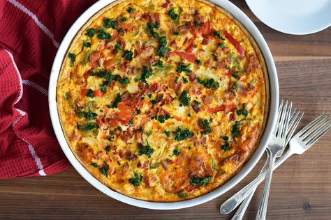 Try this spicy, cheesy take on classic quiche by adding taco seasoning, green chiles, and Mexican cheese! Mexican Quiche Recipes, Restraunt Recipes, Mexican Quiche, Grad Brunch, Best Quiche Recipes, Classic Quiche, Large Breakfast, Recipe Mexican, Mexican Breakfast Recipes