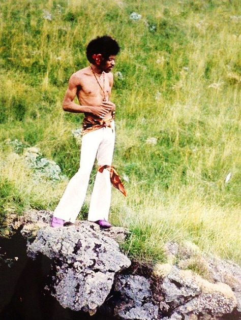 babeimgonnaleaveu: “  Jimi Hendrix in Hawaii, 1968. ” Films Photography, Jimi Hendrix Experience, Photography Music, Musica Rock, Dazed And Confused, 22 Years Old, Music Legends, Black Culture, Hendrix