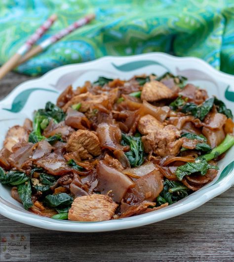 Pad See Ew (Thai Flat Noodles Stir-fried in Soy Sauce) - Manila Spoon Fridge Staples, Asian Sides, Flat Noodles, Chow Fun, Wok Recipes, Asian Family, Pad See Ew, Pantry Fridge, Noodle Dish