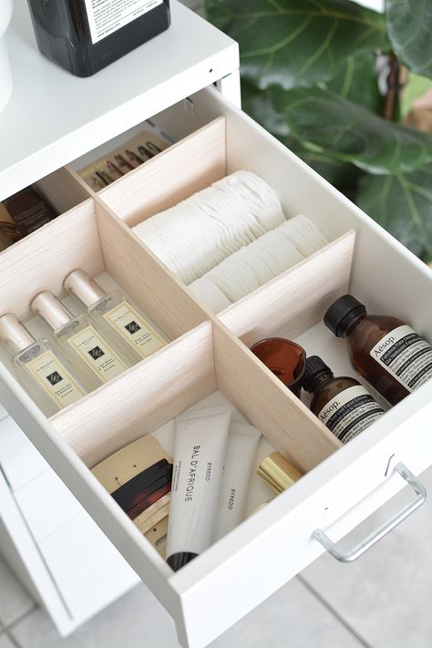 Un tiroir organisé par des cases pour retrouver facilement ce dont vous avez besoin. Diy Storage Ideas For Small Bedrooms, Diy Drawer Dividers, Spice Organization Drawer, Diy Organizer, Makeup Organization Diy, Spice Drawer, Drawer Divider, Diy Drawers, Drawer Dividers