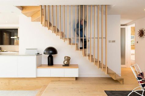 Elegant contemporary staircase with Scandinavian flair #Interiorarchitecture Scandinavian Staircase, تحت الدرج, Interior Design Blogs, Contemporary Staircase, Interior Staircase, Stairs Design Modern, Stair Case, Staircase Railings, Design Room