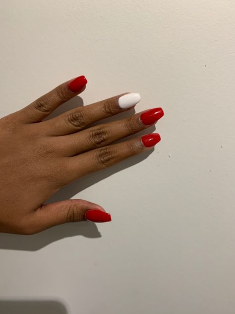 White Nails With Red Ring Finger, White Nails With One Red Nail, Simple Red And White Nails, Red And White Gel Nails, Christmas Nails Solid Color, Wallen Nails, Red And White Nail Ideas, Red And White Nail Designs, White And Red Nails