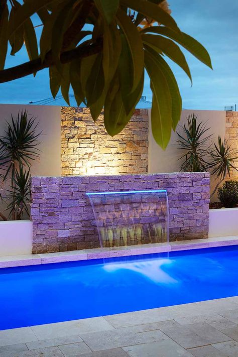 Pool Feature Wall Ideas, Pool Wall Design, Pool Feature Wall, Swimming Pool Waterfall, Hotel Landscape, Outside Pool, Swimming Pool Construction, Backyard Shade, Pool Water Features