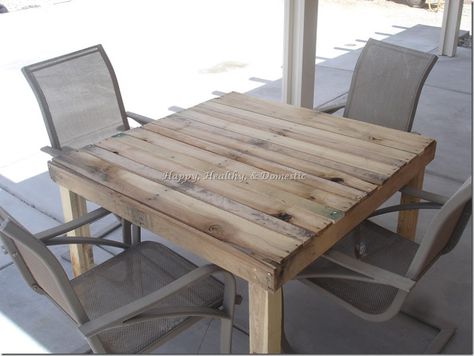 Table made out of wood palette Pallet Patio Table, Outdoor Farmhouse Table, Diy Patio Table, Diy Furniture Chair, Outdoor Pallet, Pallet Patio Furniture, Pallet Patio, Pallet Outdoor, Cool Tables