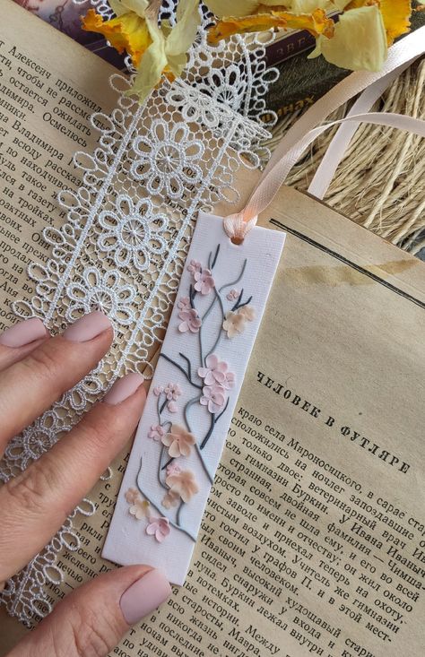 Polymer Clay Bookmark Ideas, Air Dry Clay Bookmark, Polymer Clay Bookmark, Clay Bookmark, Diy Crafts Easy At Home, Polymer Clay Books, Floral Bookmarks, Diy Popsicle Stick Crafts, Creative Bookmarks