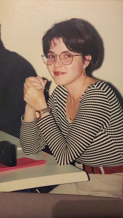 Early 90s Womens Fashion, My Mom In The 90s, 1990s Mom Fashion, 80s Mom Fashion, 90s Mom Hair, 2000s Mom Aesthetic, Real 90s Fashion, 90s Mom Outfit, 90s Mom Fashion