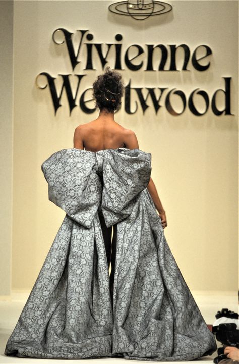 Vivienne Westwood Fashion, Vivienne Westwood Dress, Fashion Dream Job, 90s Runway Fashion, Runway Fashion Couture, Vintage Runway, Hippie Look, Doutzen Kroes, Paris Mode