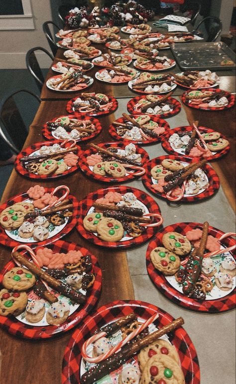 Xmas Cookie Tray Ideas, Christmas Treat Platter, Christmas Cookie Trays Presentation, Christmas Cookies Platter, Christmas Cookie Board Platter, Christmas Dessert Platter, Dessert Platter, Cookie Tray, Chic Christmas