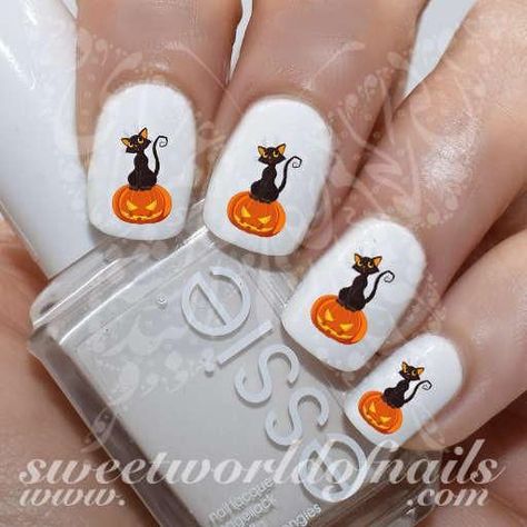 Disney Halloween Nails, Nail Art Black, Black Cat Sitting, Cat Nail Art, Nail Art Halloween, Christmas Manicure, Cute Halloween Nails, Pumpkin Nails, Black Nail Art