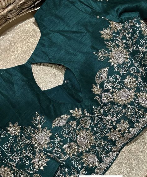 Rama Green Blouse Designs, Rama Green Saree Contrast Blouse, Green Saree Contrast Blouse, Rama Green Saree, Saree Contrast Blouse, Latest Blouse Neck Designs, Green Blouse Designs, Maggam Blouses, Lace Blouse Design