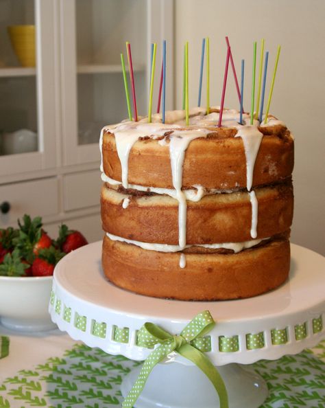 Cinnamon Roll Breakfast Birthday Cake. Why wait all the way until the evening for birthday cake? Cinnamon Roll Breakfast, Cake With Candles, Breakfast Birthday, Brunch Cake, Happy Cake, Cinnamon Roll Cookies, Birthday Breakfast, Cinnamon Roll Cake, Birthday Brunch