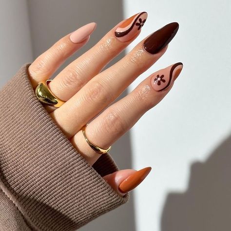 Nail Ideas 70s, Brown Groovy Nails, Fall Press Ons, 70s Nails Retro Fall, 70s Wedding Nails, Brown Retro Nails, Midcentury Nails, 60s Nail Art Retro, 70s Fall Nails