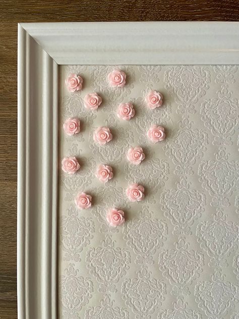 Eclectic Cubicle Decor, Cute Cubicle Decor Ideas, Pink Cubicle, Cute Cork Board Ideas, Chic Cubicle Decor, Pink Office Aesthetic, Office Desk Decor For Work Cubicle, Pink Office Ideas, Cute Cubicle Decor