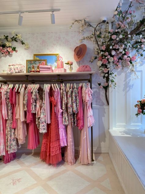 Boutique Store Front Ideas, Interior Design Pink, Pink Interior Design, Floral Interior Design, Boutique Store Front, Girly Home, Dress Rack, Boutique Cafe, Boutique Aesthetic