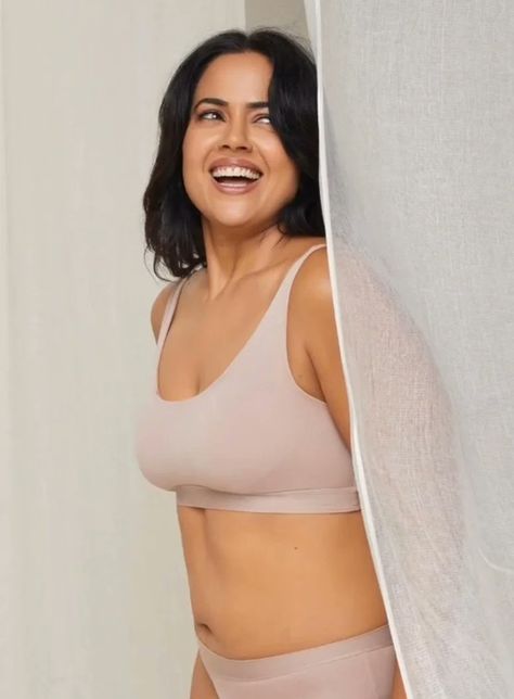 (1) Sin Gifs (@Sin_Gifs) / Twitter Sameera Reddy, Punch In The Face, Beautiful Smile Women, Stylish Girl, Post On Instagram, Sports Bra, Actresses, On Twitter, Celebrities