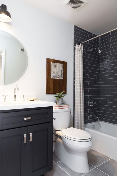 Black Subway Tile Backsplash, Dark Tile Bathroom, Black Subway Tile, Gorgeous Bathroom Tile, Rock Homes, Black Tile Bathrooms, Black Subway Tiles, Tile Tub Surround, Jasmine Roth