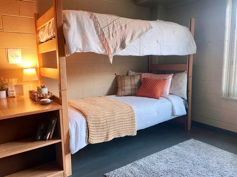 Bottom Bunk Dorm Ideas, Bunk Bed Dorm Room Ideas College, Dorm Bunk Bed Ideas, Dorm Room Ideas Bunkbeds, Bunk Bed Dorm Room, Bunk Bed Dorm Room Ideas, Room Ideas With Bunk Beds, Bunk Bed Dorm, Room Ideas Bunk Beds