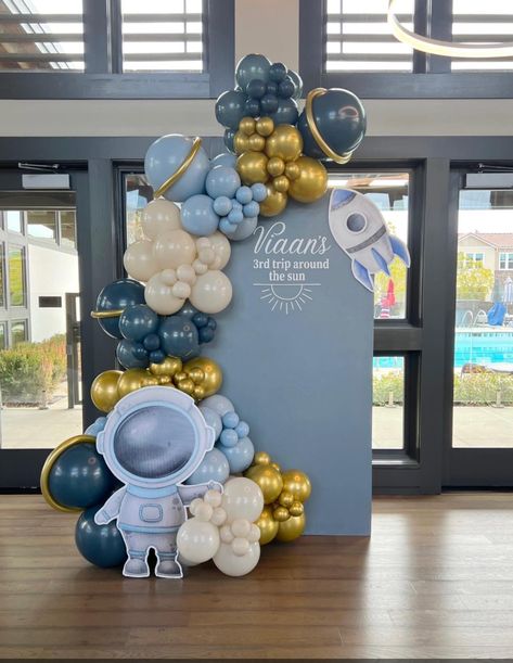 Astronaut Balloon Garland, Space Theme Balloon Decoration, Space Birthday Backdrop, Space Theme Balloon Arch, First Birthday Boy Astronaut, Space Themed Balloons, Space Birthday Balloons, Space Balloon Decor, First Trip Around The Sun Backdrop