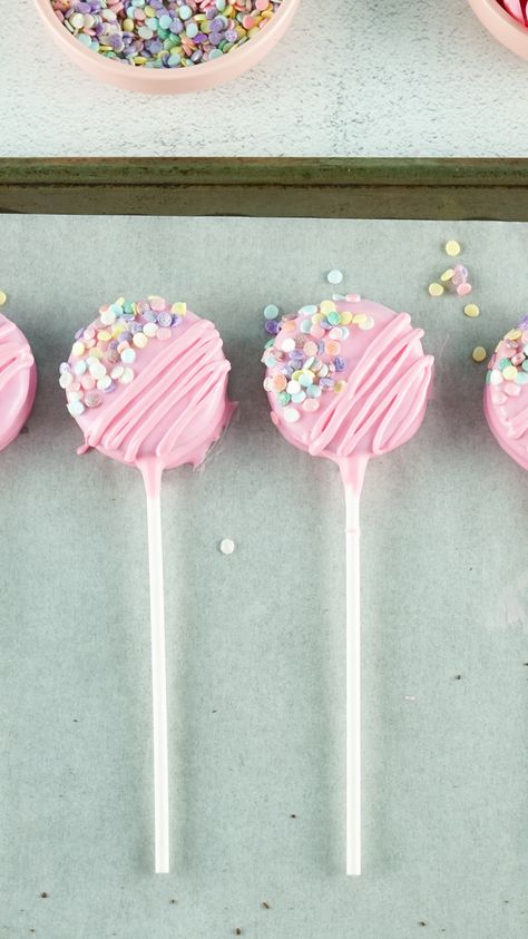 Chocolate Covered Oreo Pops, Chocolate Suckers, Oreo Cookie Pops, Pink Ombre Cake, Chocolate Sticks, Easy Treat, Oreo Pops, Chocolate Covered Oreo, Cookie Pops