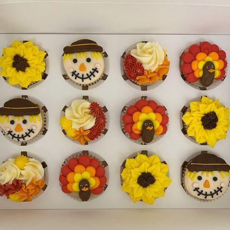 #thanksgiving #cupcakes #thanksgivingdessert Thanksgiving Cupcakes Flavors, Cupcakes Decoration Thanksgiving, Thanksgiving Cupcake Ideas Easy, Thanksgiving Decorated Cupcakes, Thanksgiving Pull Apart Cupcakes, Thanksgiving Themed Cupcakes, Cute Thanksgiving Cupcakes, Fall Cupcake Decorating Ideas, Scarecrow Cupcakes