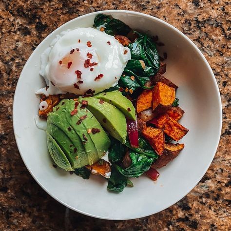 Sweet Potato With Egg Breakfast, Breakfast Ideas With Sweet Potatoes, Sweet Potato And Avocado Recipes, Sweet Potato And Avocado, Sweet Patato, Sweet Potato Egg, Healthy Era, Sweet Potato Avocado, Avocado Poached Egg