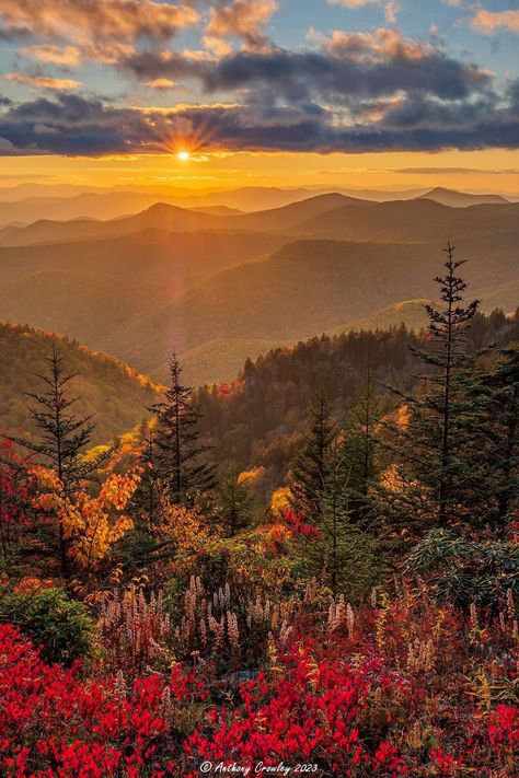 A glorious early... - Blue Ridge Mountains Travel Guide Anthony Crowley, Mountain Sunset Painting, Grass Painting, Blue Ridge Mountain, Sunrise Pictures, Inspirational Life Photos, Mountain Sunset, Mountain Travel, Mountain Life