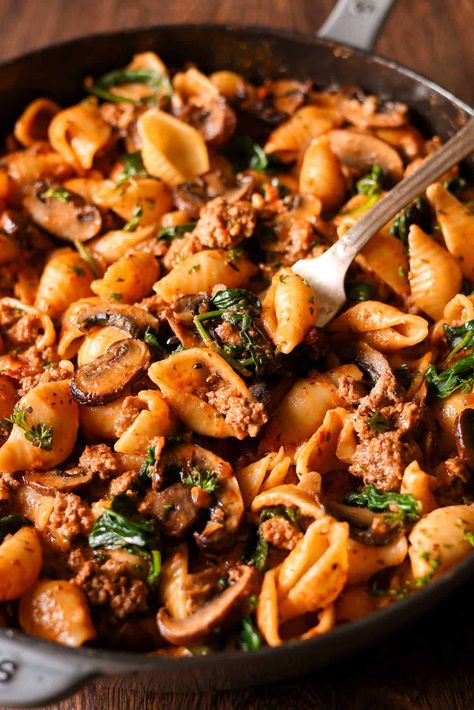 Creamy beef and shells in a pan Hamburger Spinach Recipes, Hamburger And Spinach Recipes, Ground Beef Spinach Recipe, Beef And Spinach Recipes, Beef Spinach Recipe, Beef And Mushroom Recipe, Ground Beef And Spinach, Protein Pasta Recipes, Creamy Beef And Shells