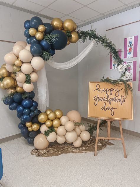 #grandparentsday Grandparents Day Balloon Arch, Grandparents Day Decorations For School, Balloon Photo, Happy Grandparents Day, Balloon Ideas, Balloon Backdrop, Balloon Decor, Decorations Party, Preschool Ideas