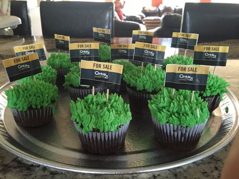 Real estate cupcakes Century 21 Real Estate Cupcakes, Real Estate Theme Party, Real Estate Centerpieces, Real Estate Graduation Party, Real Estate Cake Ideas, Real Estate Launch Party Ideas, Real Estate Party Ideas, Open House Themes Real Estate, Open House Ideas Real Estate Snacks