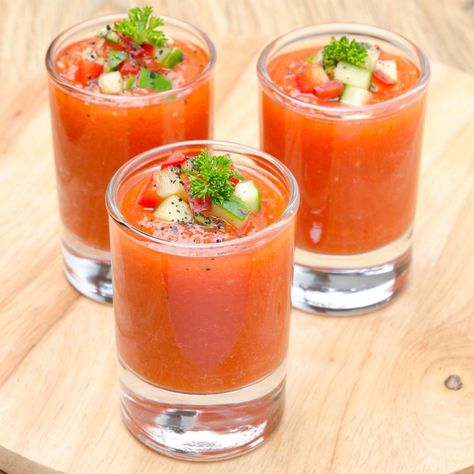 Gaspacho (Andalousie) Summer Tomato Recipe, Shrimp Cocktail Sauce, Luncheon Menu, Brunch Inspiration, Chili Spices, Summer Tomato, Cocktail Sauce, Tomato Soup Recipes, Vegetable Juice