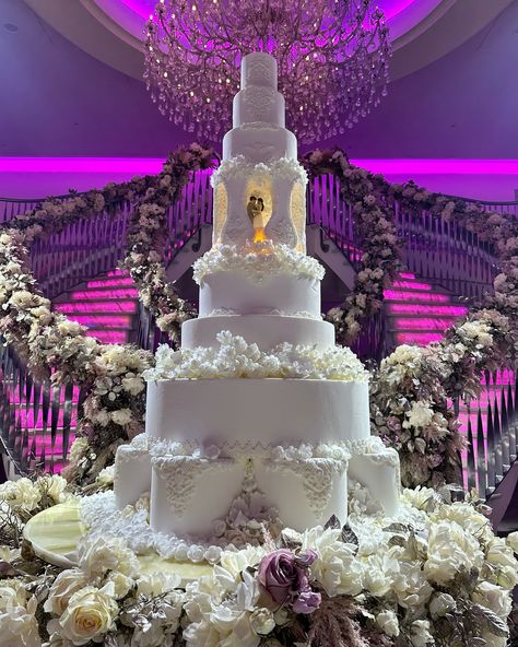 Wedding Cake Big, Princess Wedding Cakes, Huge Wedding Cakes, Luxury Wedding Cake Design, Castle Wedding Cake, Fairy Tale Wedding Cake, Huge Wedding, Giant Cake, Purple Wedding Cake