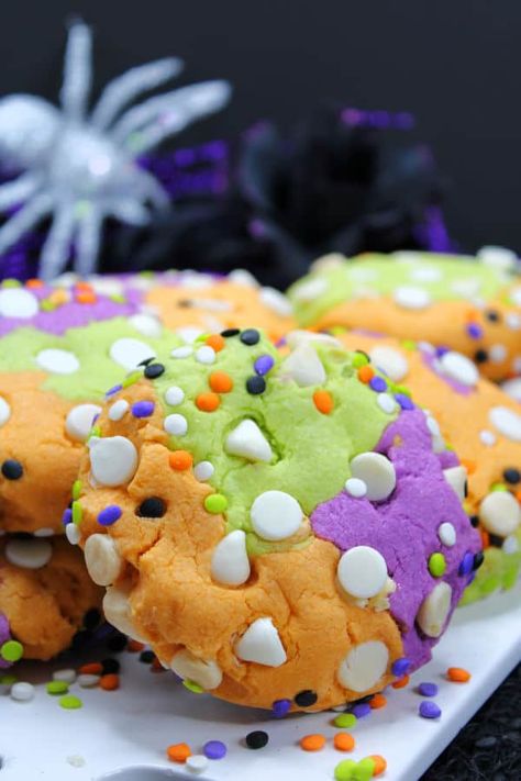 Hocus Pocus Cookies Recipe, Hocus Pocus Cookies Easy, Witches Brew Cookies, Halloween Blossom Cookies, Halloween Gourmet Cookies, Halloween Crumble Cookies, Halloween Cake Cookies, Halloween Cutout Cookies, Fun Baked Goods