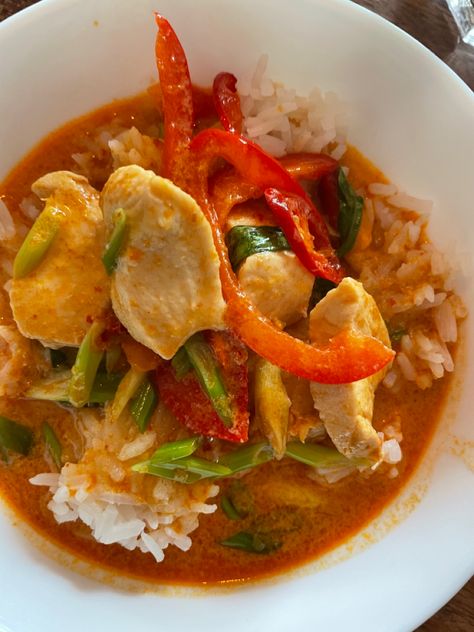 thai food|thai food aesthetic|rice|chicken| Thai Food Aethstetic, Aesthetic Thai Food, Thai Curry Aesthetic, Thai Food Aesthics, Curry Aesthetic, Thai Learning, Food Thai, Thai Chicken Curry, Passport Pictures